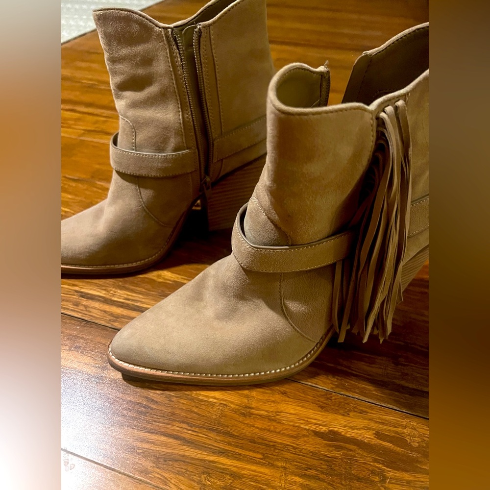 Suede Ankle boots with fringe and block heal